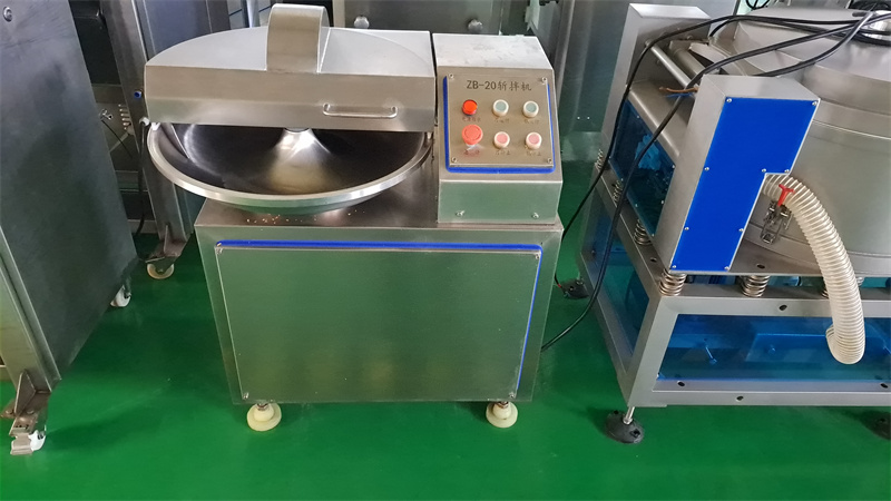 20升的小型斬拌機(jī)對(duì)肉菜切碎拌餡細(xì)膩均勻，深受小作坊喜歡 