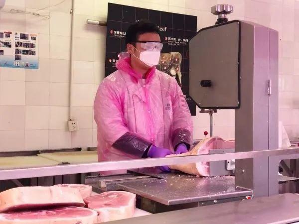 祥九瑞盈的臺灣鋸骨機曾在社區商超內上陣鋸肉，為抗疫出一份力