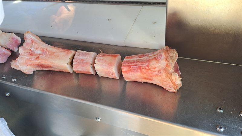牛棒骨、豬脛骨鋸塊切段，帶骨鮮肉自動進料鋸骨機介紹 